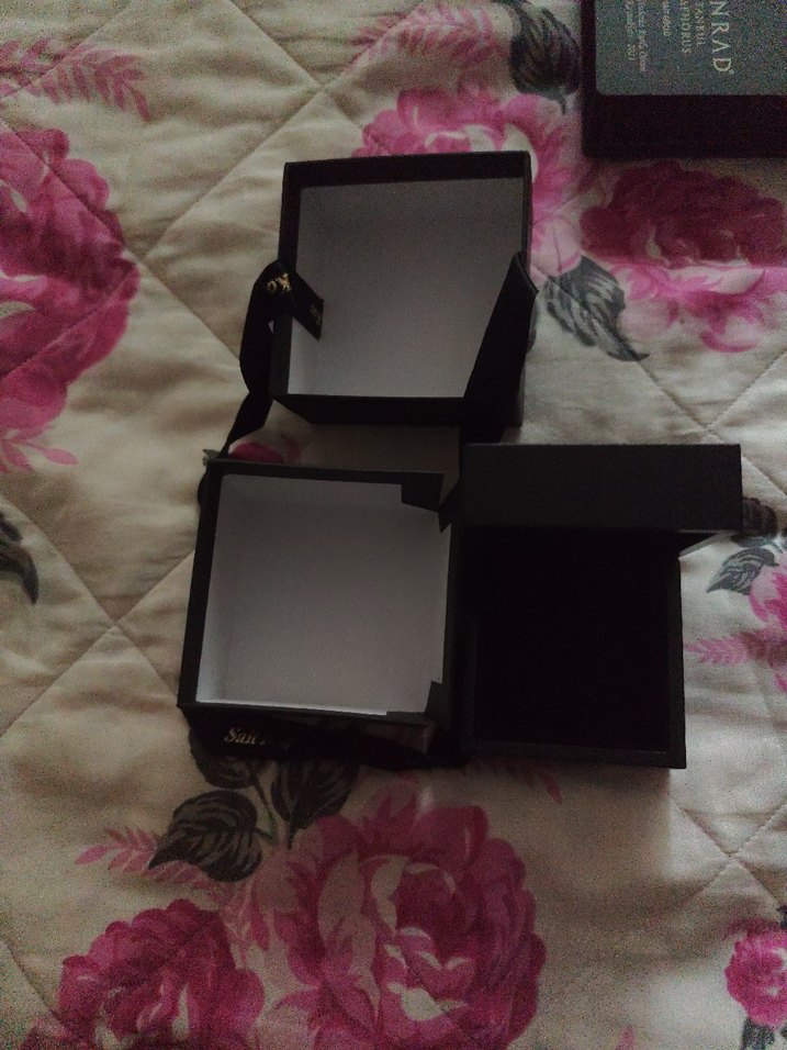 Altın Renkli Minimalist Kadın Kol Düğmesi kutusu - Görsel 2