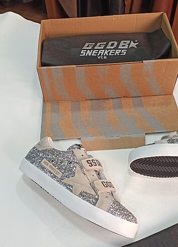 Golden Goose Deluxe Golden Goose Deluxe 35 SİMLİ GÜMÜŞ CIRTLI