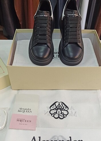 38 Beden siyah Renk Alexander McQUEEN 38 SİYAH