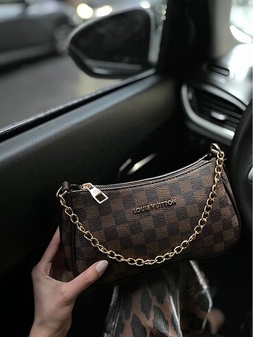 LOUIS VUITTON kadın çapraz cüzdan detay çanta