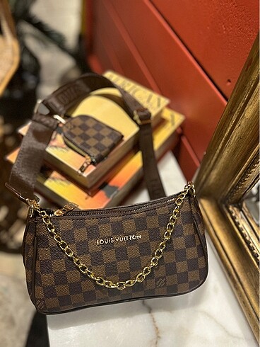 Louis Vuitton LOUIS VUITTON kadın çapraz cüzdan detay çanta