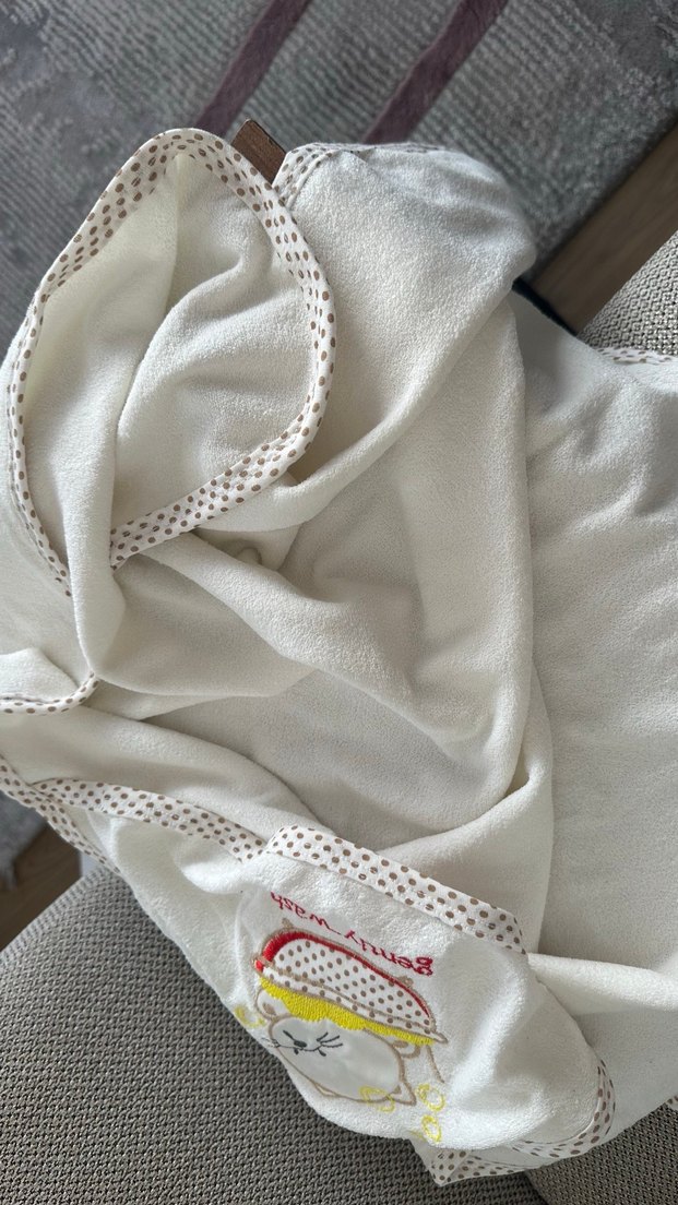 Nakışlı Beyaz Parlak Bebek havlusu - Görsel 2