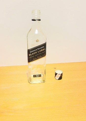  Beden Johnnie Walker Black Label 12 Yıllık Viski şişesi