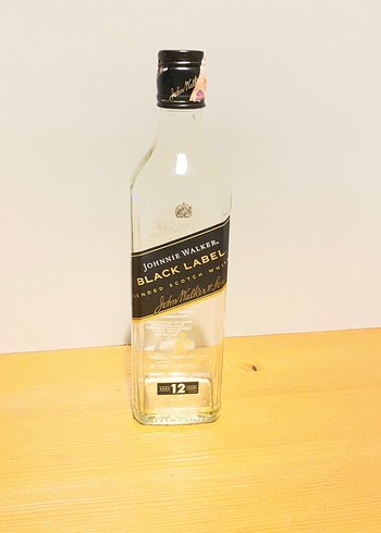 Johnnie Walker Black Label 12 Yıllık Viski şişesi