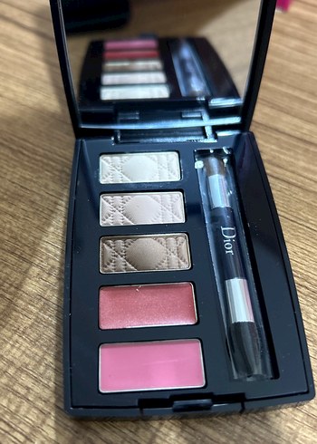 Dior  Göz Farı ve ruj Paleti - Görsel 2