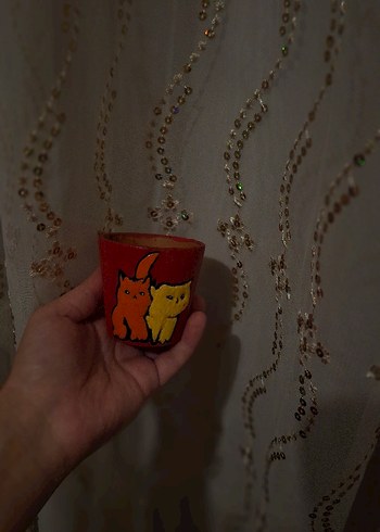 Parlak Kırmızı Kedi Desenli obje