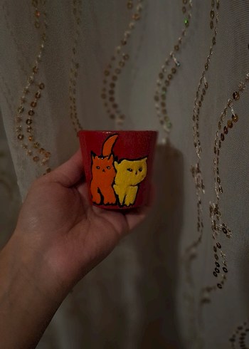 Parlak Kırmızı Kedi Desenli obje
