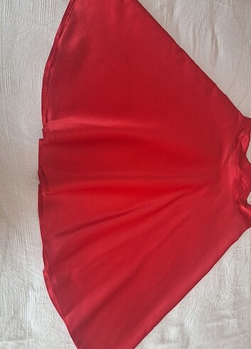 Bir aktivite için dikilmiş saten kloş kırmızı etek. - Görsel 5