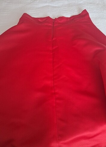 Bir aktivite için dikilmiş saten kloş kırmızı etek. - Görsel 6