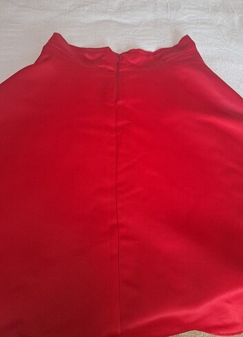 Bir aktivite için dikilmiş saten kloş kırmızı etek. - Görsel 7