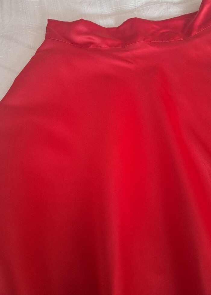 Bir aktivite için dikilmiş saten kloş kırmızı etek. - Görsel 2