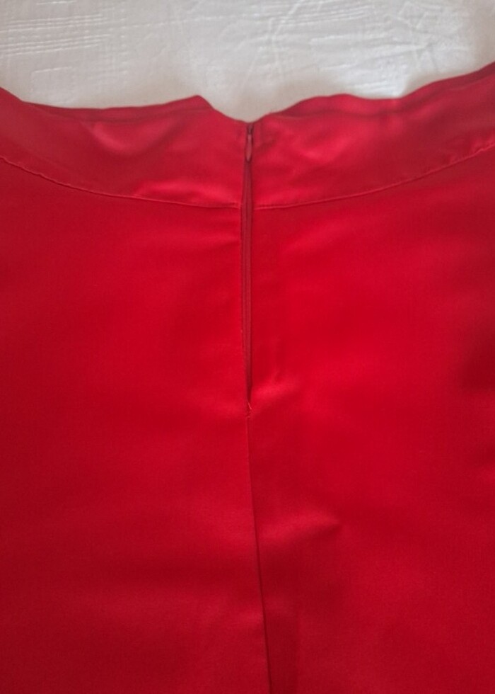 Bir aktivite için dikilmiş saten kloş kırmızı etek. - Görsel 3