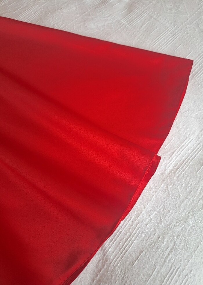 Bir aktivite için dikilmiş saten kloş kırmızı etek. - Görsel 4