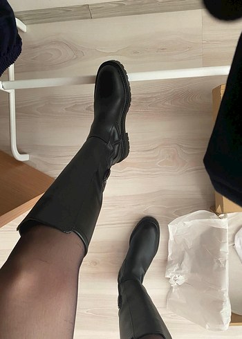 38 Beden siyah Renk Zara Tırtıklı Tabanlı Çizme