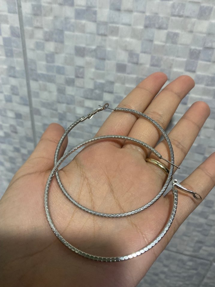 Gri Yılan Desenli küpe - Görsel 2