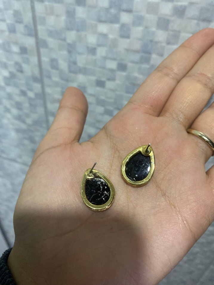 Altın Renkli Pul Detaylı Midi Küpe - Görsel 2