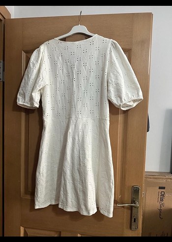H&M Düğmeli V Yaka Keten Nakışlı Midi Elbise