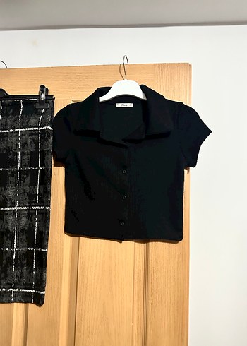 Düğmeli Siyah Mini Gömlek ve Ekose Kalem Etek - Görsel 2