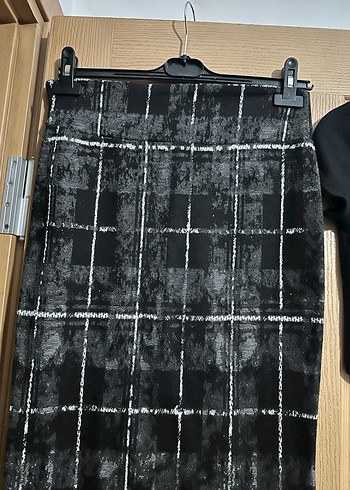 Düğmeli Siyah Mini Gömlek ve Ekose Kalem Etek - Görsel 3