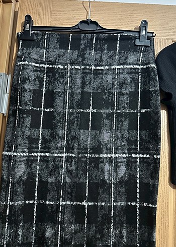 Düğmeli Siyah Mini Gömlek ve Ekose Kalem Etek - Görsel 4