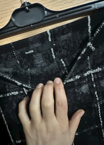 Düğmeli Siyah Mini Gömlek ve Ekose Kalem Etek - Görsel 7