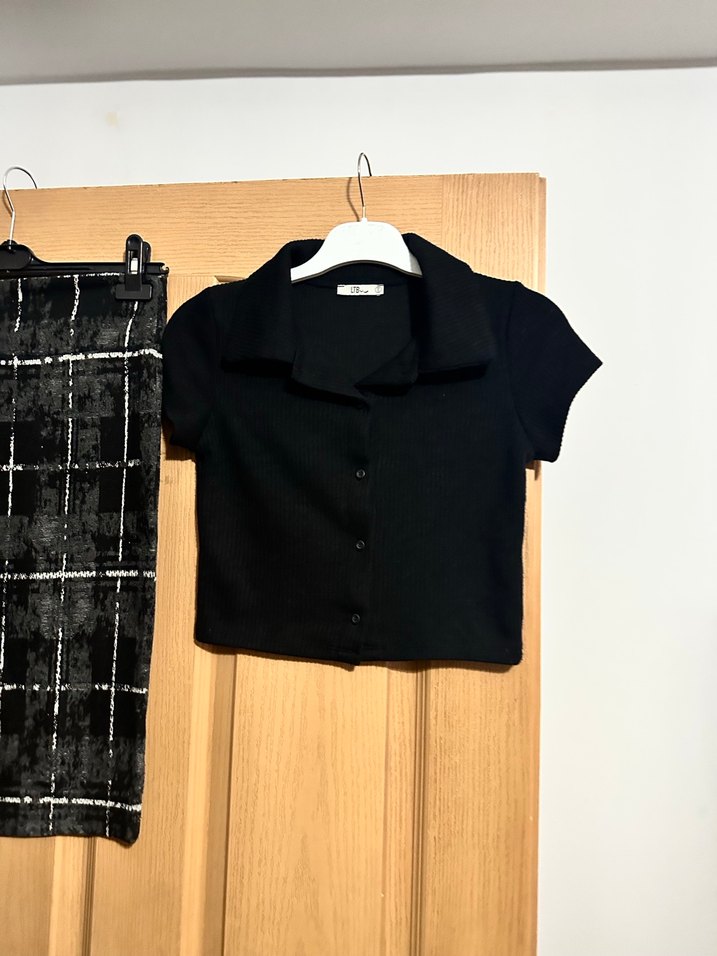 Düğmeli Siyah Mini Gömlek ve Ekose Kalem Etek - Görsel 2