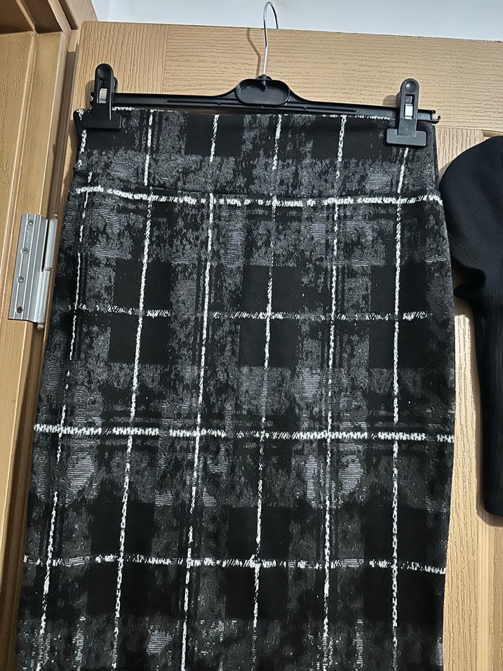 Düğmeli Siyah Mini Gömlek ve Ekose Kalem Etek - Görsel 3