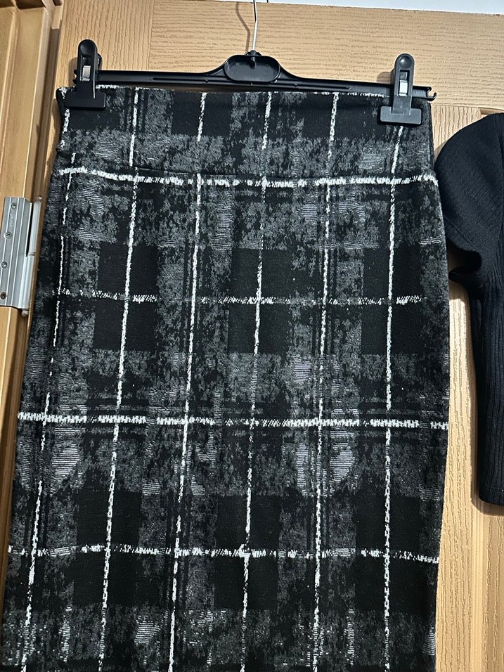 Düğmeli Siyah Mini Gömlek ve Ekose Kalem Etek - Görsel 4