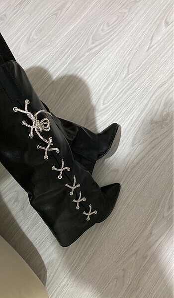 Bershka Bağlamalı Topuklu Çizme