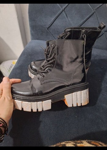 Parlak Siyah Platform Topuklu Kadın Botları - Görsel 2