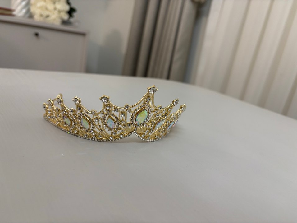 Altın Renkli Parlak Taç - Görsel 3