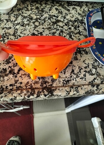 Bebek tabaklari ve kaşık çatal