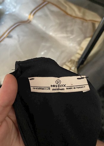 Düğmeli Siyah V Yaka Midi Gotik Elbise - Görsel 4