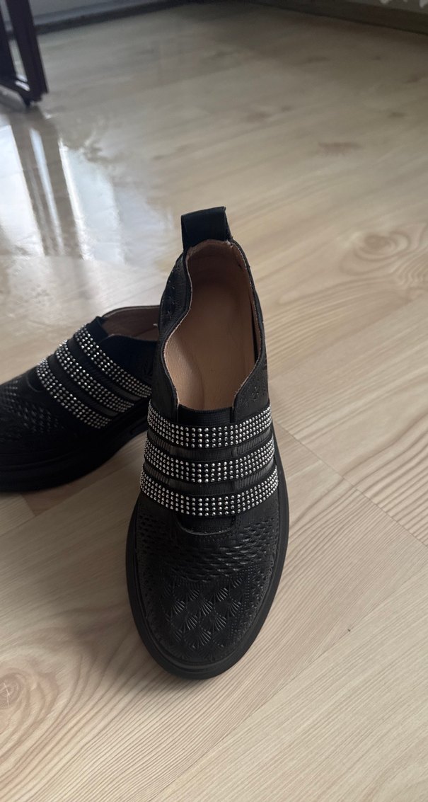 Parlak Siyah Yılan Desenli Kadın Dolgu Topuklu Spor Ayakkabı - Görsel 2