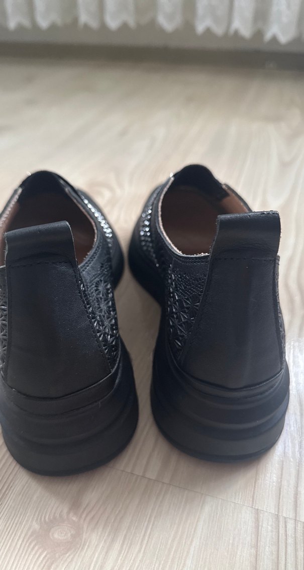 Parlak Siyah Yılan Desenli Kadın Dolgu Topuklu Spor Ayakkabı - Görsel 5