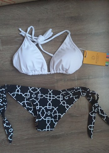 Beyaz Üst ve Desenli Siyah Alt Bikini