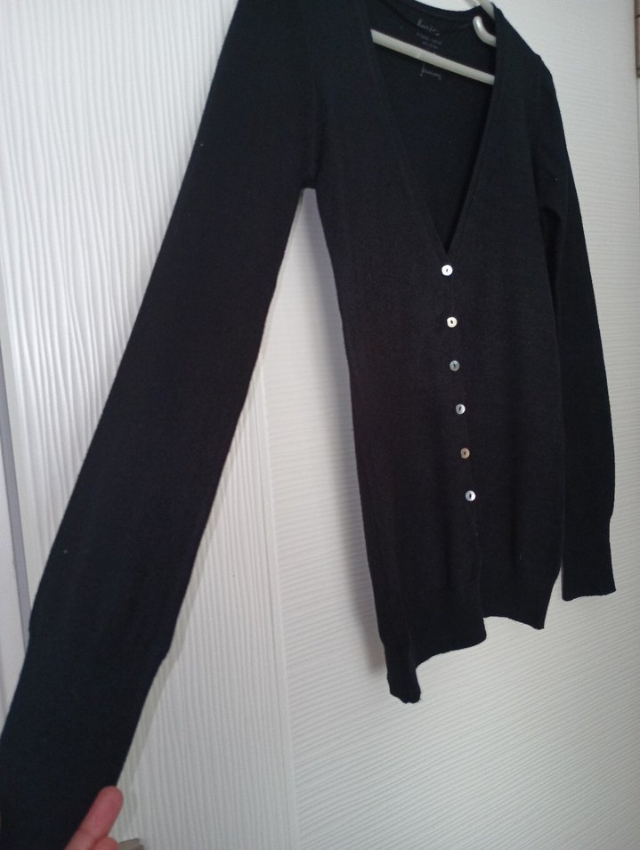 Siyah V Yaka Düğmeli Midi Hırka - Görsel 2