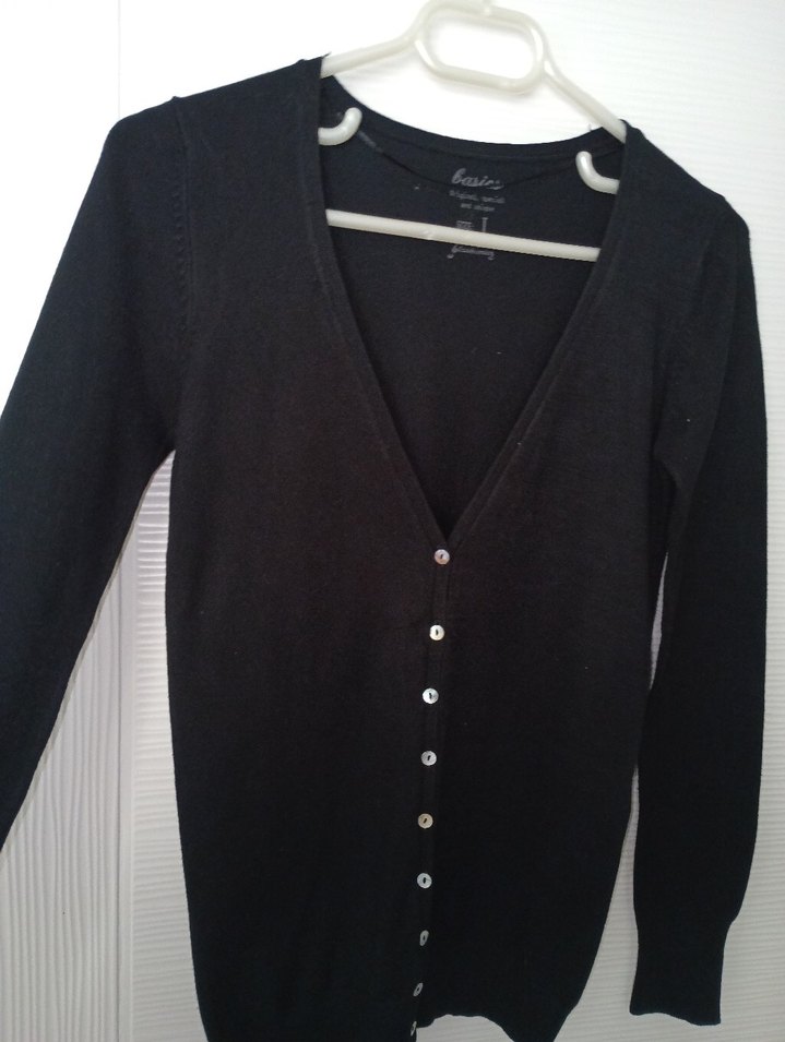 Siyah V Yaka Düğmeli Midi Hırka - Görsel 3