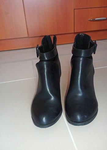 Tokalı Siyah Deri Kadın Bot - Görsel 2