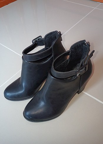 Tokalı Siyah Deri Kadın Bot - Görsel 7