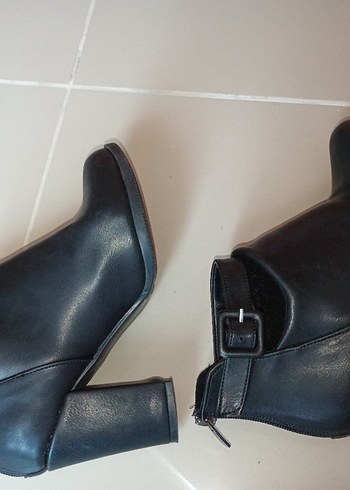 Tokalı Siyah Deri Kadın Bot - Görsel 4