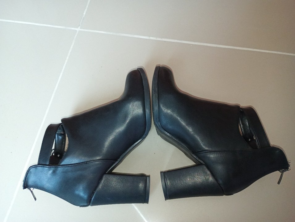 Tokalı Siyah Deri Kadın Bot - Görsel 5