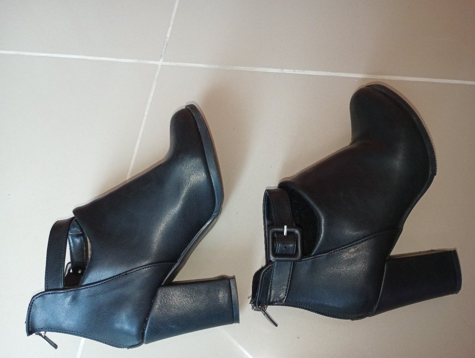 Tokalı Siyah Deri Kadın Bot - Görsel 4