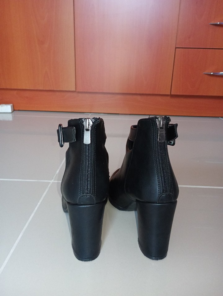 Tokalı Siyah Deri Kadın Bot - Görsel 3