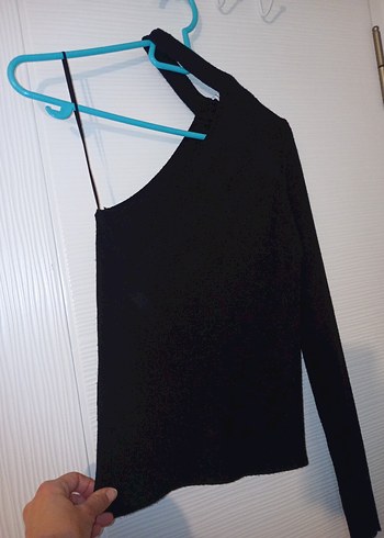 Tek Kollu Yüksek Yakalı Siyah Bluz - Görsel 4