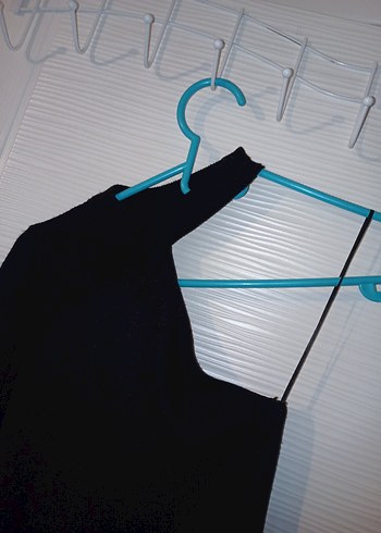 Tek Kollu Yüksek Yakalı Siyah Bluz - Görsel 2