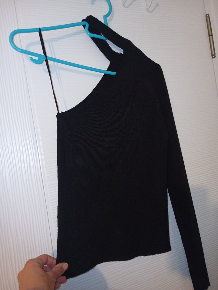 Tek Kollu Yüksek Yakalı Siyah Bluz - Görsel 4