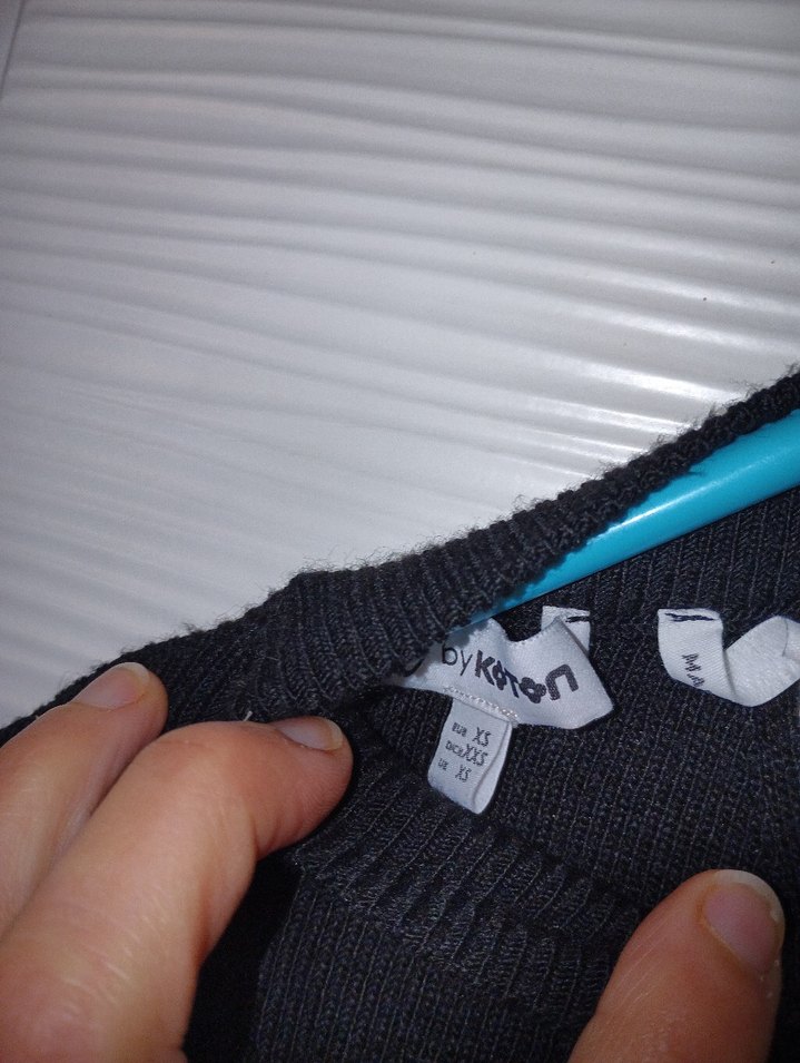 Tek Kollu Yüksek Yakalı Siyah Bluz - Görsel 3