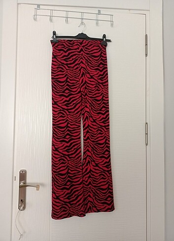 l Beden Yırtmaç Detaylı Pantalon