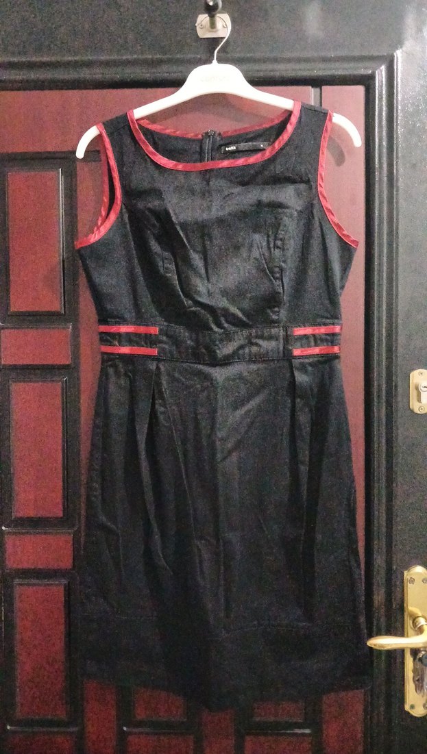 Siyah Kırmızı Detaylı Kemerli Midi Elbise - Görsel 2